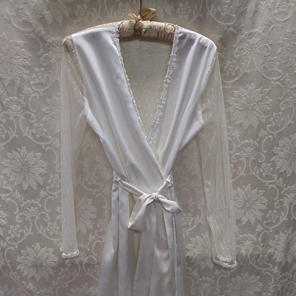 Simply Beautiful White Satin and Lace Robe Size Small